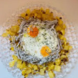 Huevos Rotos Con Gulas Y Gambas.