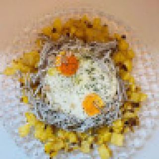 Huevos Rotos Con Gulas Y Gambas.