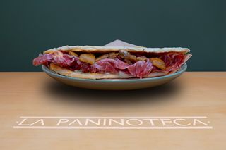 14 Salame, caprino, al basilico, funghi porcini e salsa rosa