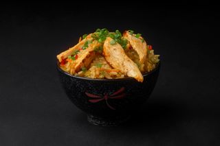 სინგაპურული ბრინჯი ქათმით და ქარით