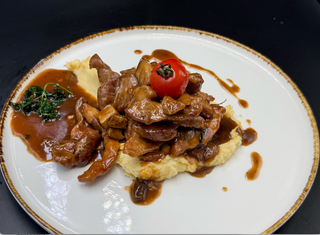 Свински късчета с манатарки, грейви сос и картофено пюре (450г)