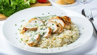 Piept de pui cu sos gorgonzola și orez basmatic