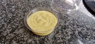 Fresh avocado sauce con fresh herbs