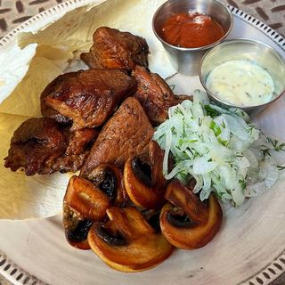 Соковитий свиний ошийок маринований у пиві (250г)