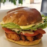 Burger Con Pollo Crispy en Pan Brioche