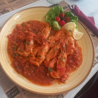 Creveti in sos de rosii