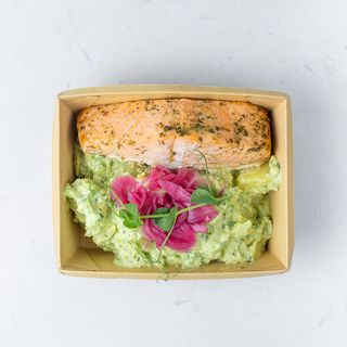 Losos krumpir salata s pestom