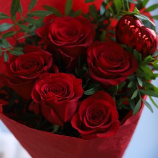 Bukiet z 5 czerwonych róż z serduszkiem