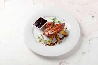 Філе індички з малиновим соусом та грушею (360г)