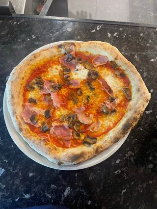 Pizza Prociutto E Fungui (33 Cm.)