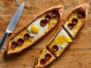 Pide con sucuk e uova