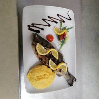 Păstrăv la grătar cu usturoi şi mămăliguţă