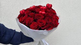 Bukiet 25 czerwonych róż na Walentynki + serce