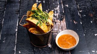 სოფლის კარტოფილი სოუსით