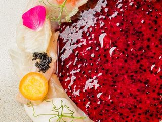 САШИМІ ДОРАДО ІЗ СОУСОМ З РОЖЕВОЇ ПІТАХАЇ (610г)
