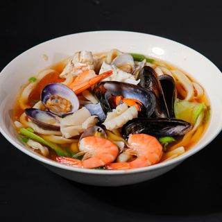 Ramen fatti a mano in brodo ai frutti di mare