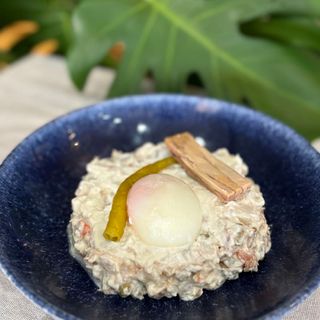 Ensaladilla Rusa Cremosa con Huevo a Baja Temperatura, Lomo de Bonito y Piparra Coronándola