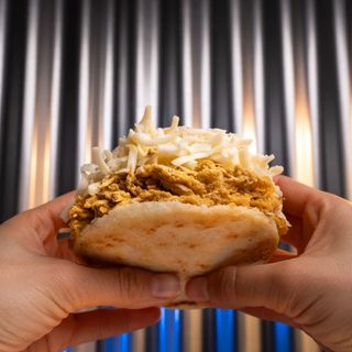Arepa de Pollo y Queso Amarillo