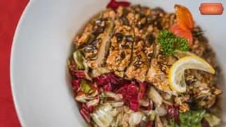 Velika salata s piletinom i bučinim košticama