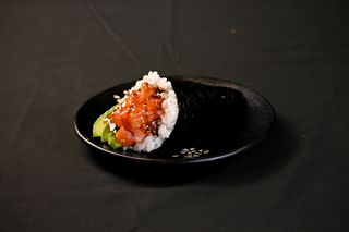 Temaki de salmón y aguacate 