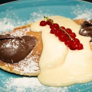 Clătite Pufoase Servite cu Nutella