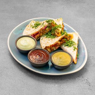 Quesadilla z szarpanym boczniakiem