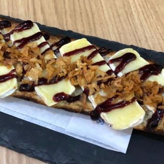 Tostada Con Queso Brie, Mermelada De Arándanos y cebolla crunch