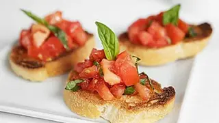 Bruschette sa crvenim lukom