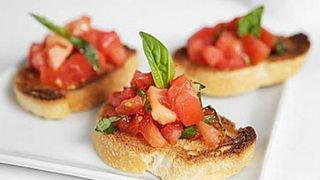 Bruschette sa crvenim lukom