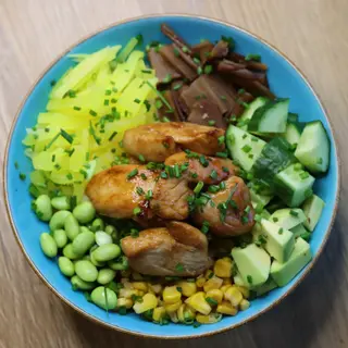 Sushi bowl kurczak teriyaki