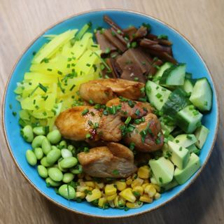 Sushi bowl kurczak teriyaki