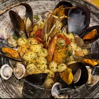 Gnocchi ai frutti di mare con gamberone all'uscita