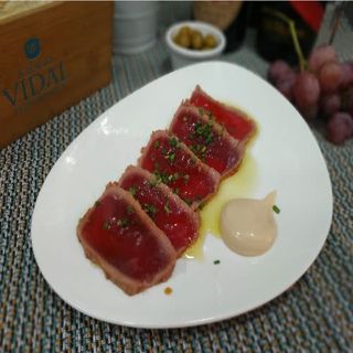 Tataki de atún con mayonesa de soja