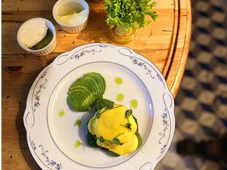 Яйце Бенедикт з креветкою і шафрановим соусом