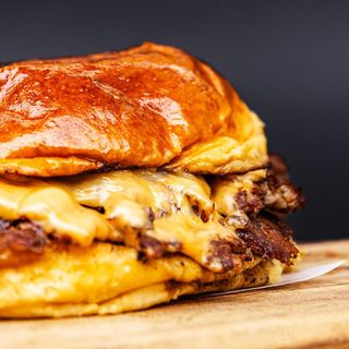 Cheeseburger con patatas fritas