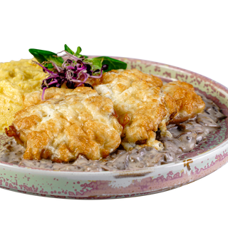 Pui cu crustă de parmezan, mămăligă cremoasă și sos de ciuperci 150/200/70g