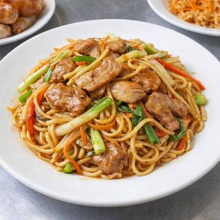 Macarrão À Moda Da Casa Com Porco