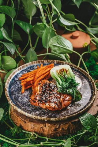 Бедро цыпленка с фри из батата и обжаренным пак-чой