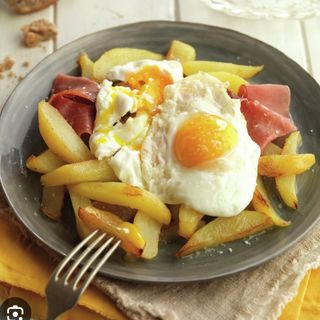 Huevos rotos con jamón serrano