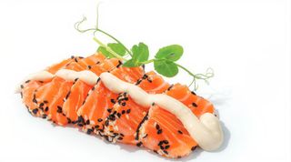 53. Salmón Chamuscado con Sésamo (10 Pzs.)