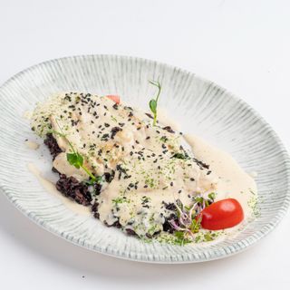 Пилешко филе върху черен ориз (380 г.)