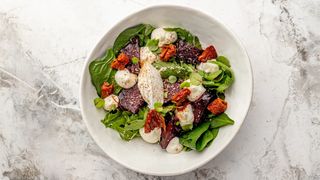 Салат со свеклой, шпинатом и муссом из сыра