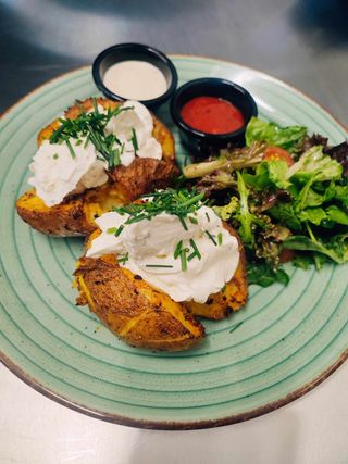 Ziemniak pieczony z serkiem ziołowym