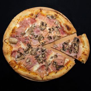 Pizza Prosciutto Funghi