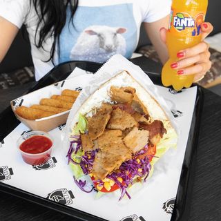 Chicken kebab u lepinji s prilogom i pićem