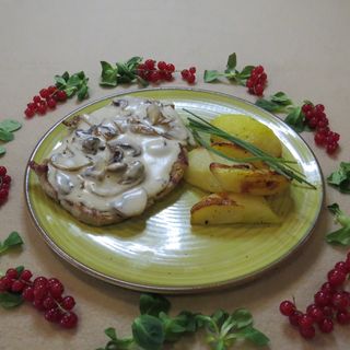 File de porc cu ciuperci şi sos de vin