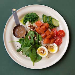 Боул з лососем