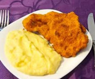 Pohovano belo meso sa pire krompirom i salatom