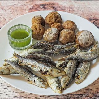Sardina fritas con papas arrugas, mojo verde y refresco