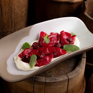 Вареники з вишнею на подушці із заварного крему (180/80 г)